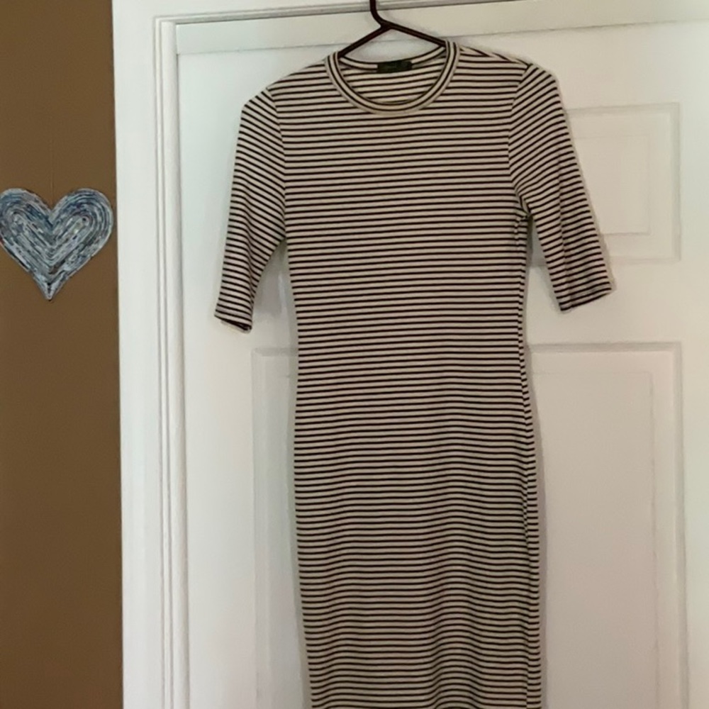 Mid sleeve fitted T-shirt dress